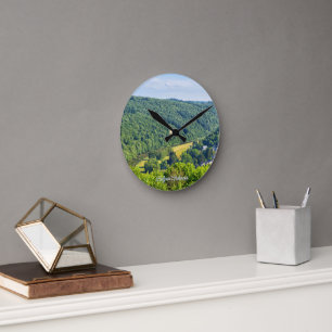 Sommer in den belgischen Ardennen Runde Wanduhr