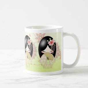 Sommer Kokeshi Puppe in der empfindlichen grünen Kaffeetasse