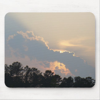 Sommer-Sonnenuntergang hinter einer einsamen Wolke Mousepad