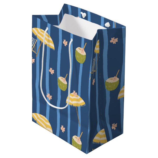 Sommer Strand Essentials Muster (2) Mittlere Geschenktüte (Vorderseite Schrägansicht)