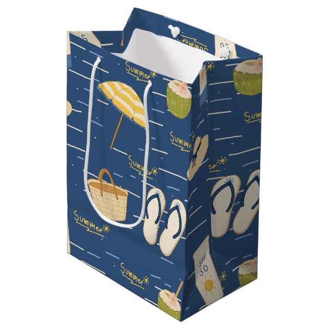 Sommer Strand Essentials Muster (3) Mittlere Geschenktüte (Vorderseite Schrägansicht)