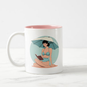 Sommerbrise-Bikinimädchen – Retro-Strand-Vibes Zweifarbige Tasse