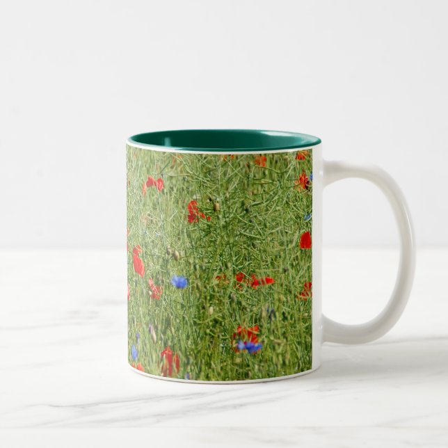 Sommerfeld mit roten und blauen Blumen Zweifarbige Tasse (Rechts)