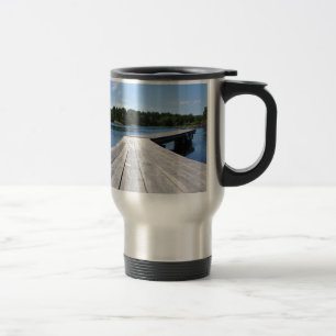 Sommeridyll auf einem einsamen schwedischen Fjord Reisebecher