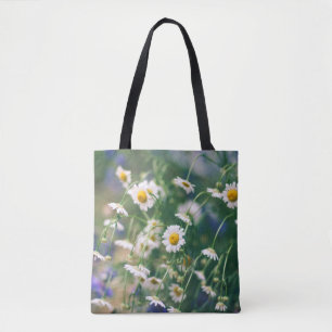 Sommerliche Blume auf grüner Wiese mit blau und bl Tasche