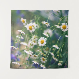 Sommerliche Blume auf grüner Wiese mit blau und bl Wandteppich
