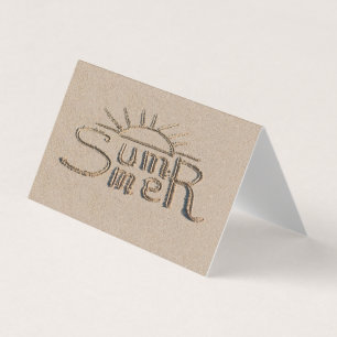 Sommerschild auf dem Strand geschnitzt Sand