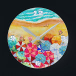 Sommerstrand Runde Wanduhr<br><div class="desc">Wellen auf einem Sandstrand,  Sonnenbäder unter bunten Sonnenschirmen,  diese Uhr ist eine lustige Ergänzung zu Ihrem Strandhaus oder Sommer Dekoration oder geben als Geschenk. PASSENDE Artikel in unserem Geschäft.</div>