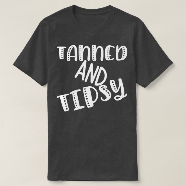 Sommerstrand Sand Surf Design Tanned and Tipsy Fun T-Shirt (Design vorne)
