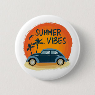 Sommervilla mit Retroauto am Strand Button