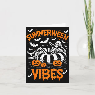Sommerween-Vibes Skelett schwimmt im Pool Kürbis Karte