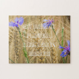 Sommerweizenfeld mit blauen Kornblumen