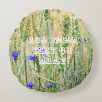 Sommerweizenfeld mit blauen Kornblumen Rundes Kissen