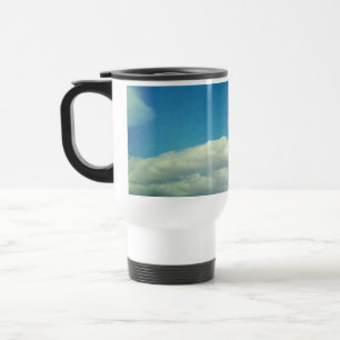 Sommerwolken auf blauem Himmel Reisebecher
