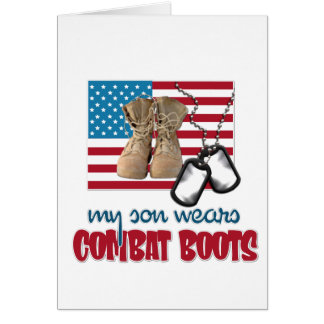 Son porte des bottes de combat