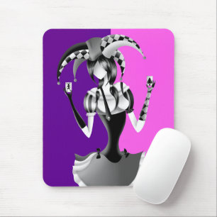 Sonderbarer Narr hält zwei Spielkarten Mousepad