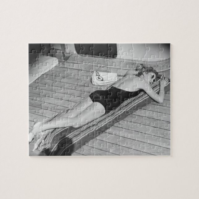 Sonnbräunende Frau (Horizontal)