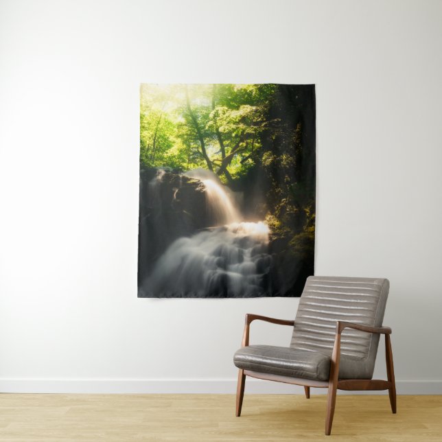 Sonne, die auf einem magischen Wasserfall strahlt Wandteppich (Beispiel)