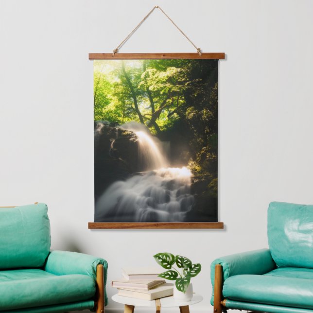 Sonne, die auf einem magischen Wasserfall strahlt Wandteppich Mit Holzrahmen (Wohnzimmer)