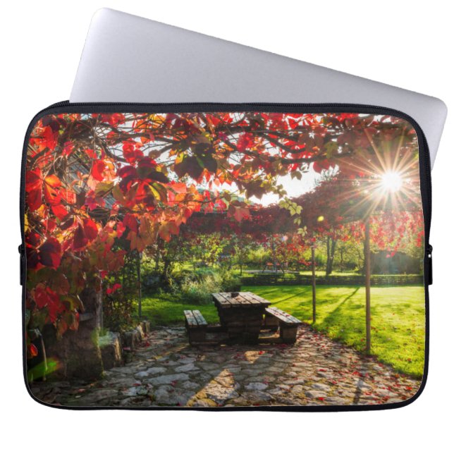 Sonne durch Herbstblätter, Kroatien Laptopschutzhülle (Vorderseite)