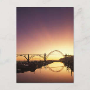 Sonne hinter der Newport Bridge, Oregon untergehen Postkarte