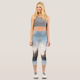 Sonne hinter Fichtenbäumen Capri Leggings