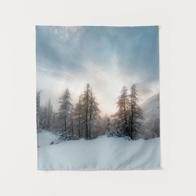 Sonne hinter Fichtenbäumen Wandteppich (Vorderseite)