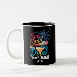 Sonne, Sand und ein Drink in meiner Hand Strandkre Zweifarbige Tasse