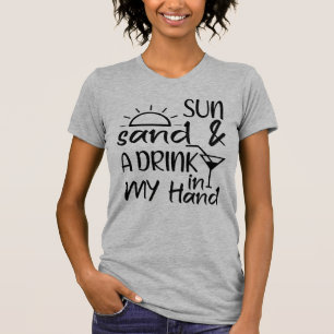 Sonne, Sand und ein Drink in meiner Hand T-Shirt