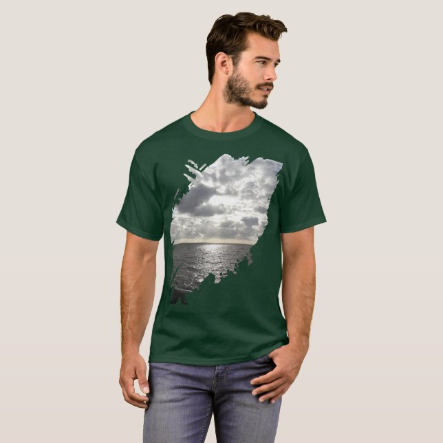 Sonne scheint durch Wolken T-Shirt (Vorne ganz)