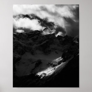 Sonne strahlt auf majestätischen Bergen Poster