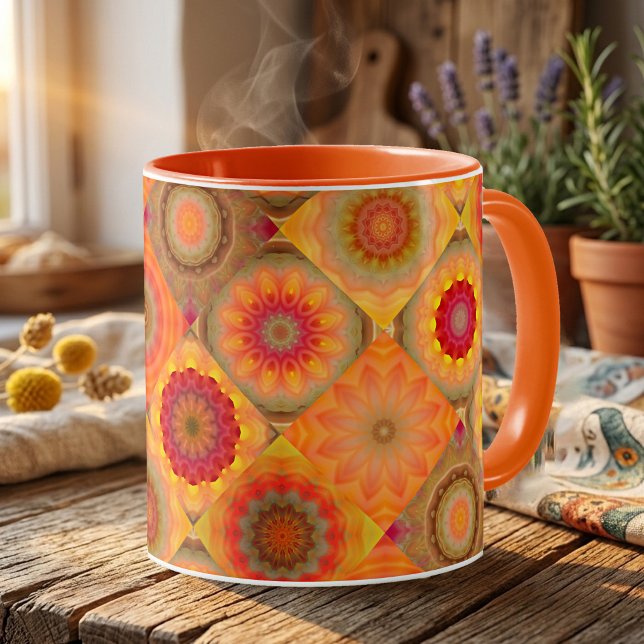 Sonnen-Becher mit Blumenmuster-Design Kaffeetasse (Mug with an abstract floral art pattern in quilt or patchwork style in warm sunny colors.)