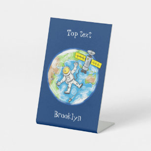 Sonnenastronaut im Weltraum und Cartoon der Erde Sockelschild