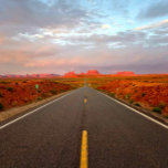 Sonnenaufgang am Forrest Gump Point<br><div class="desc">Dieses stilvolle Rätsel zeigt das erste Licht, das über den Horizont in der Nähe des Monument Valley kommt, an dem berühmten Ort, wo Forrest Gump aufhörte zu rennen. Alle Fotografien wurden vom Verkäufer vor Ort aufgenommen. Alle Rechte vorbehalten.</div>