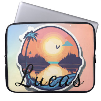 Sonnenaufgang am See mit majestätischer Silhouette Laptopschutzhülle