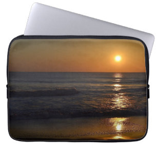 Sonnenaufgang am Strand von Shirley Taylor Laptopschutzhülle