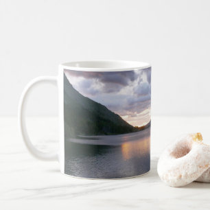 Sonnenaufgang am Swiftcurrent Lake I Kaffeetasse