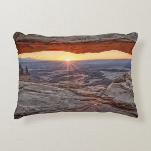 Sonnenaufgang an MESA-Bogen, Canyonlands Zierkissen