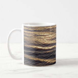 Sonnenaufgang auf beruhigenden Ozeangewässern Foto Kaffeetasse