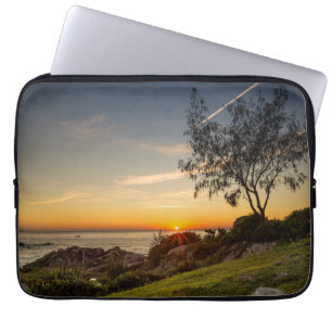 Sonnenaufgang auf dem Strand Armação, Brasilien Laptopschutzhülle