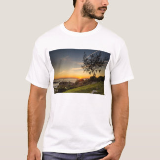 Sonnenaufgang auf dem Strand Armação, Brasilien T-Shirt
