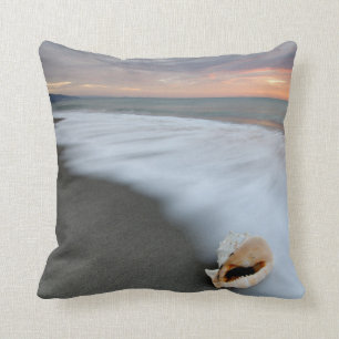 Sonnenaufgang auf dem Strand und einer Muschel Kissen