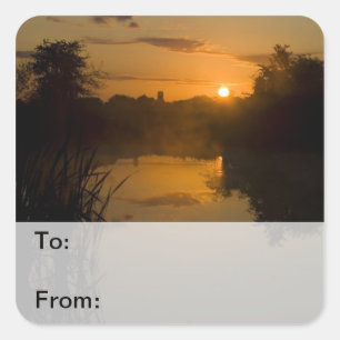 Sonnenaufgang durch ein See Geschenk-Umbauten Quadratischer Aufkleber
