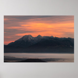 Sonnenaufgang hinter majestätischen Bergen Poster