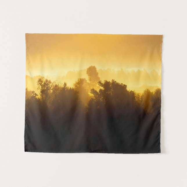 Sonnenaufgang hinter Nebelbäumen Wandteppich (Vorderseite (Horizontal))