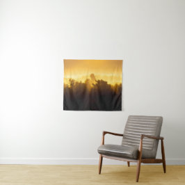 Sonnenaufgang hinter Nebelbäumen Wandteppich