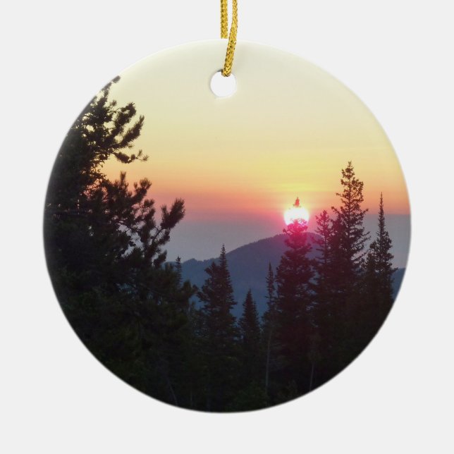 Sonnenaufgang im Wald am Rocky Mountain Keramik Ornament (Vorne)