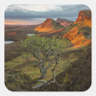 Sonnenaufgang in den Bergen von Quiraing auf Skye, Quadratischer Aufkleber