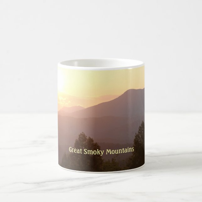 Sonnenaufgang in den großen, rauchigen Bergen, Tas Kaffeetasse (Mittel)