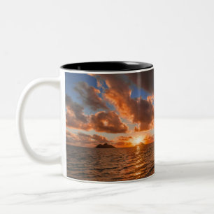 Sonnenaufgang in Mokulua Insel Zweifarbige Tasse